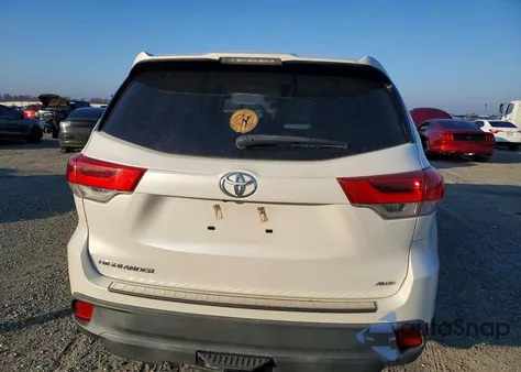 2018 Toyota Highlander Le z USA, uszkodzony, nr VIN 5TDBZRFH9JS899617